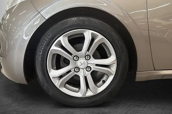 Peugeot 208 2012 photo 2