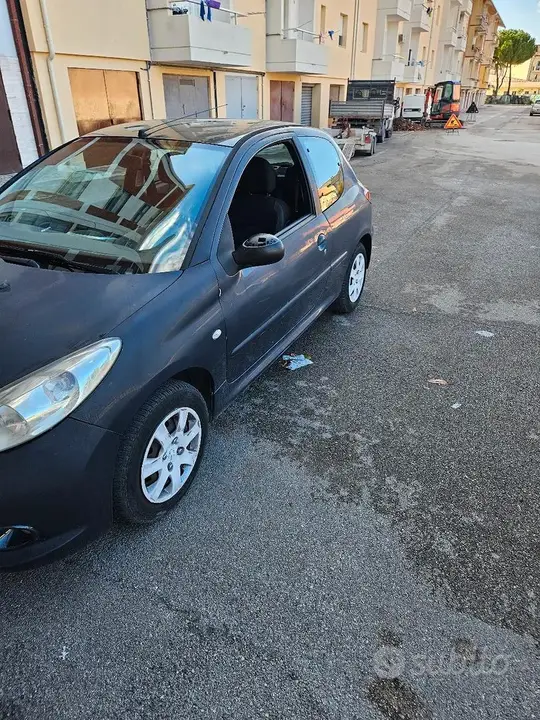 Peugeot 206 2012 photo 3