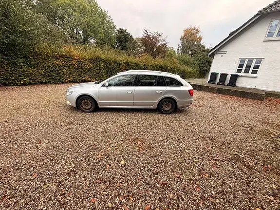 Skoda Superb 2012 photo 4