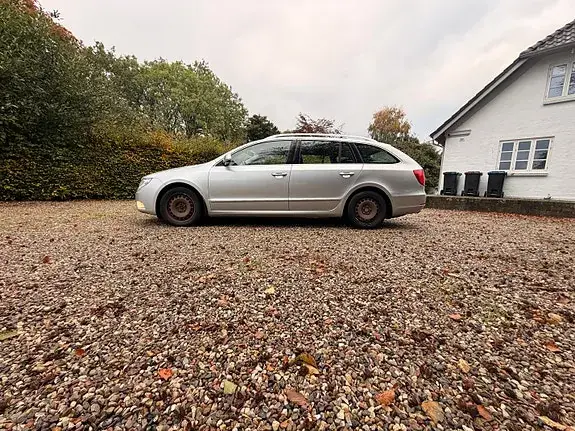Skoda Superb 2012 photo 3