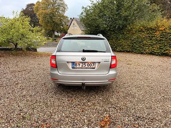 Skoda Superb 2012 photo 2