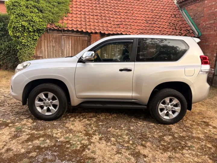 Toyota Land Cruiser 2011 photo 2