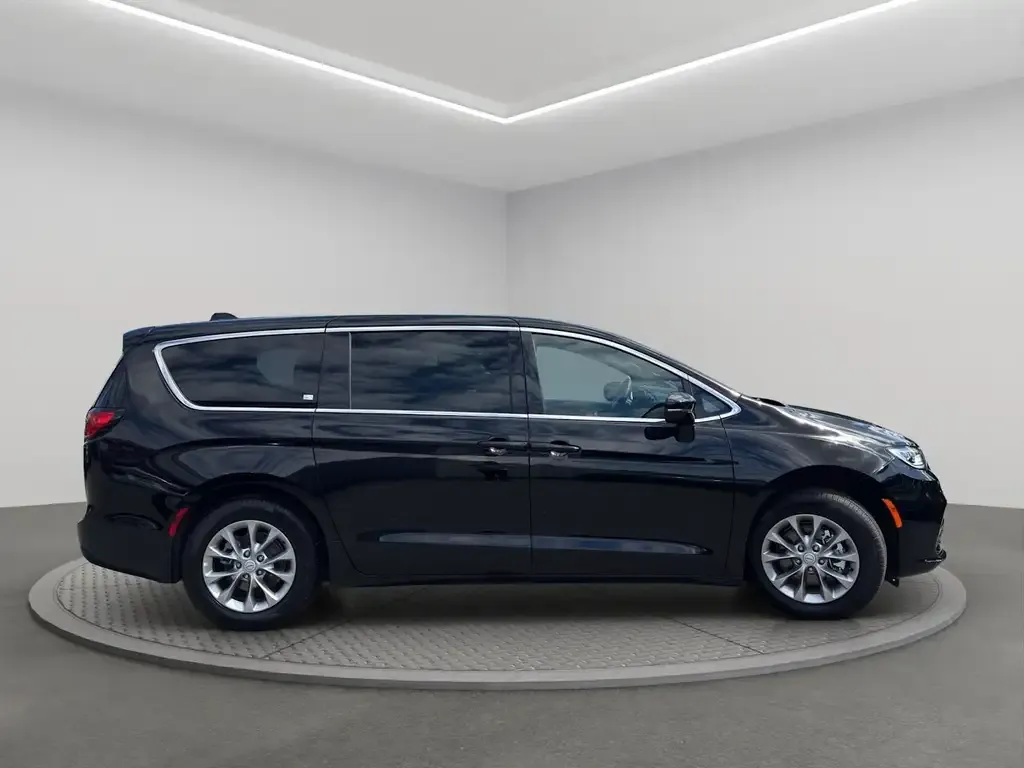 Chrysler Pacifica 2026 photo 3