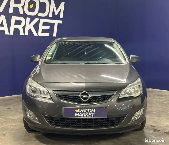 Opel Astra 2011 photo 2