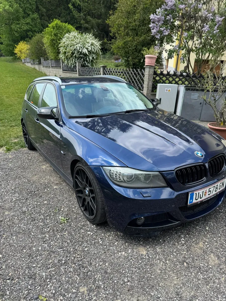 BMW 3 Series 2011 photo 2