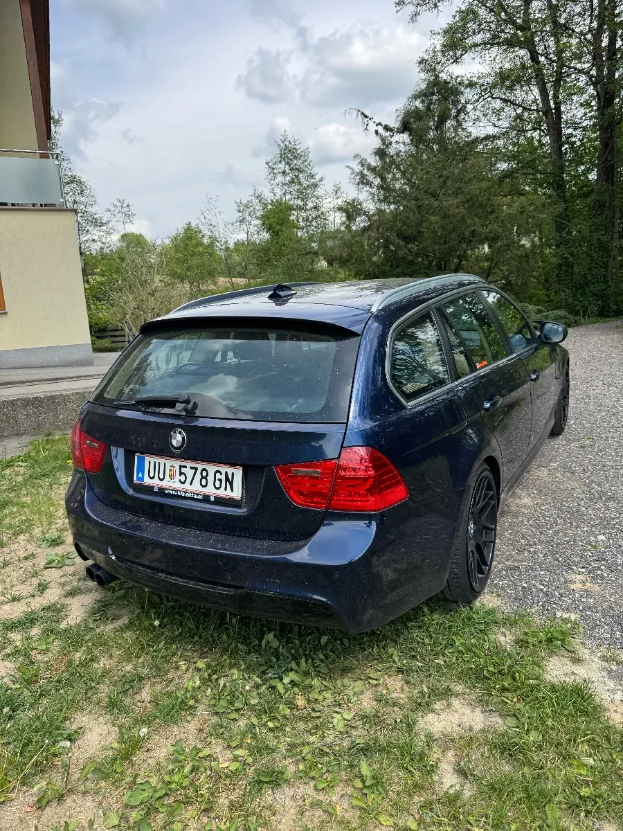 BMW 3 Series 2011 photo 3