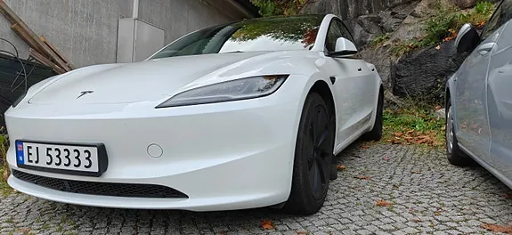 Tesla Model 3 2024 photo 2