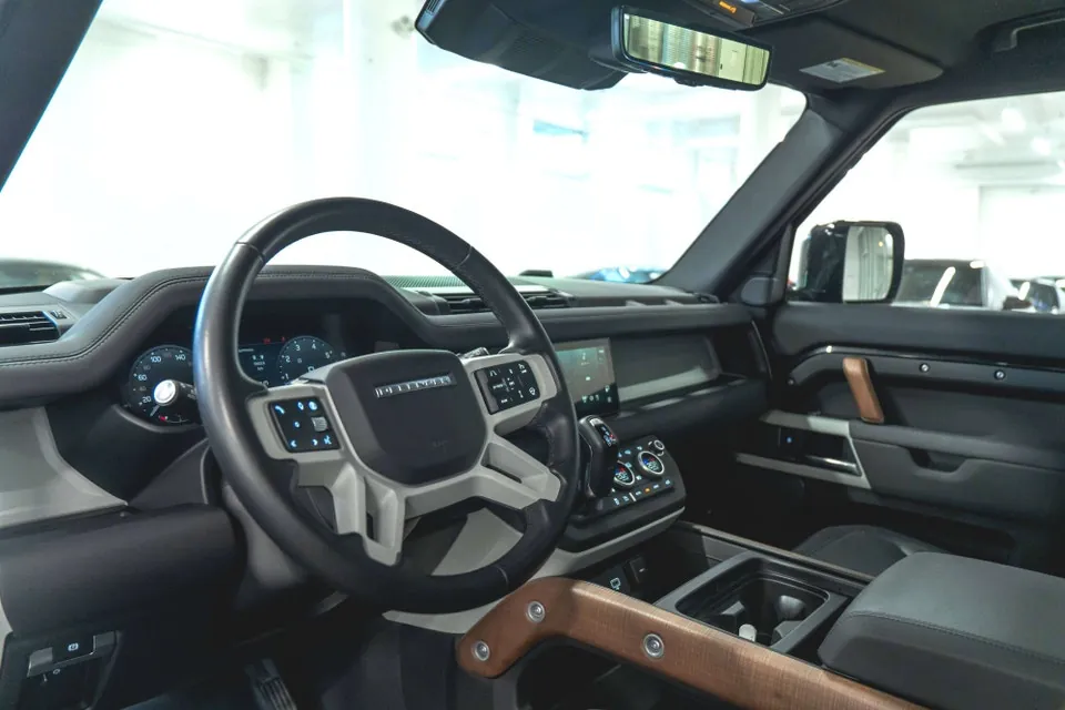 Land Rover Defender 2024 photo 2
