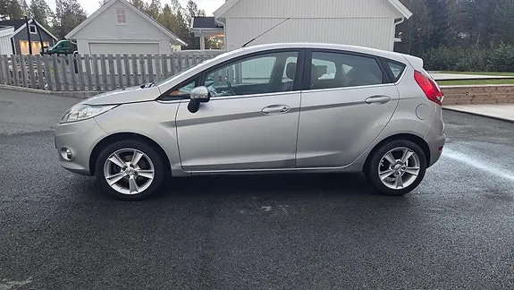 Ford Fiesta 2010 photo 2