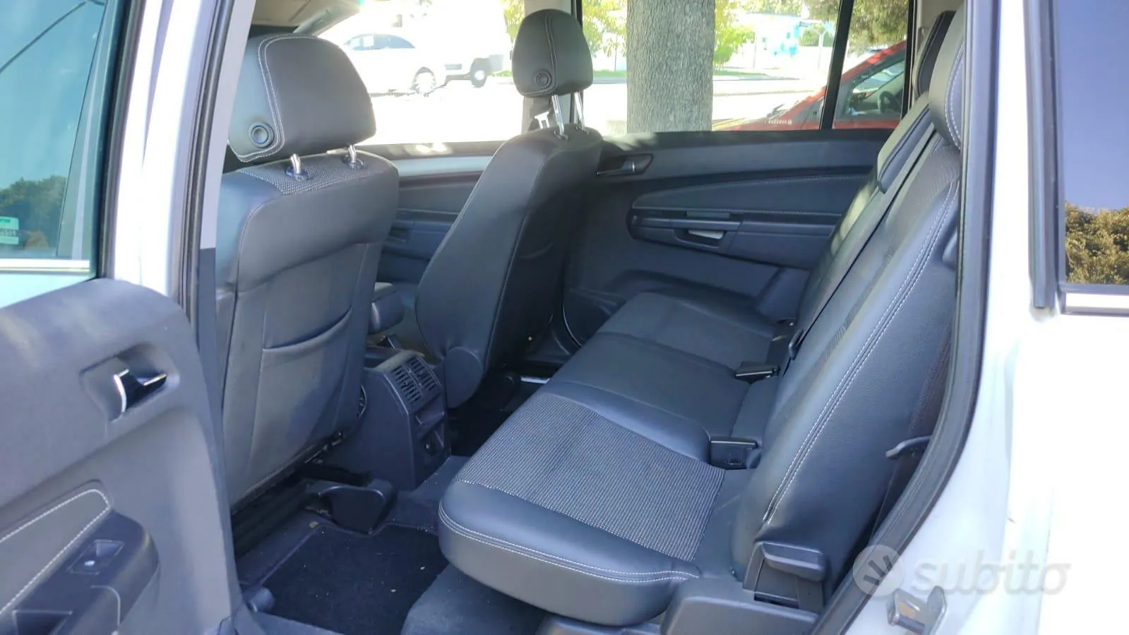 Opel Zafira 2010 photo 2