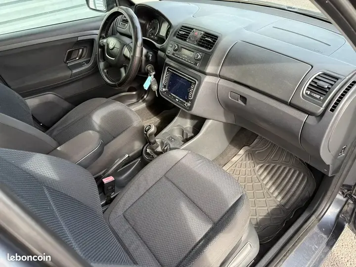 Skoda Fabia 2010 photo 4