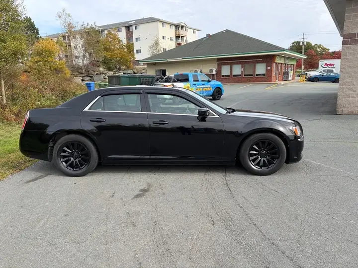 Chrysler 300 2013 photo 2