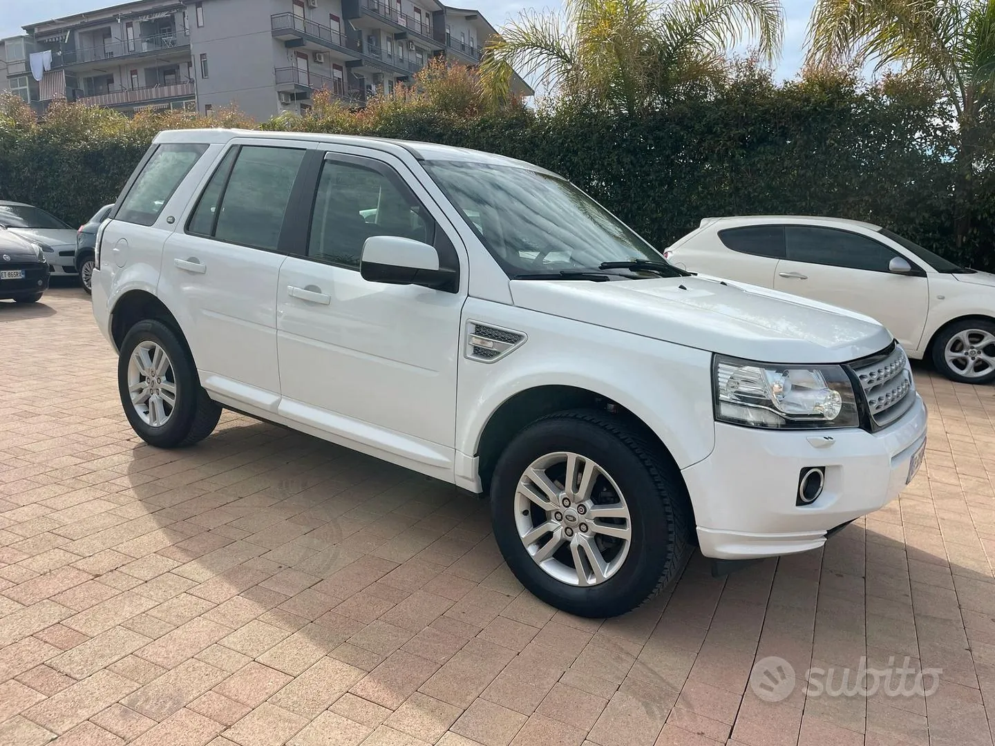 Land Rover Freelander 2012 photo 2