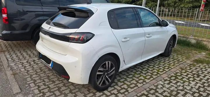 Peugeot 208 2021 photo 2