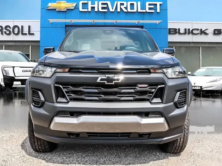 Chevrolet Colorado 2026 photo 2