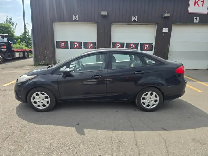 Ford Fiesta 2011 photo 2