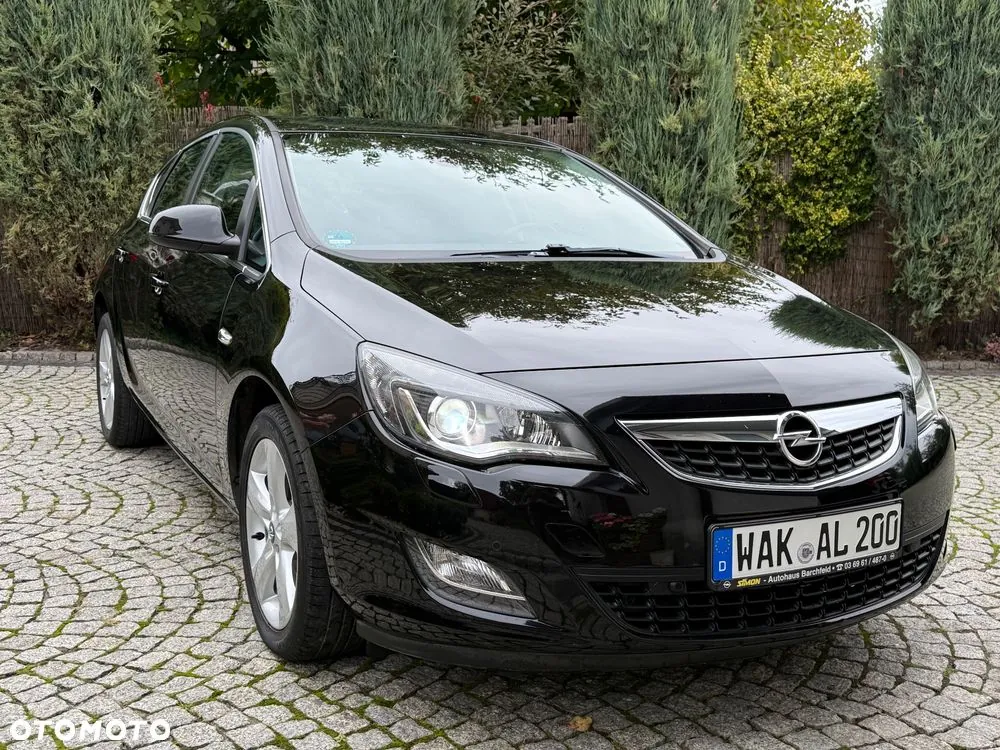 Opel Astra 2010 photo 2