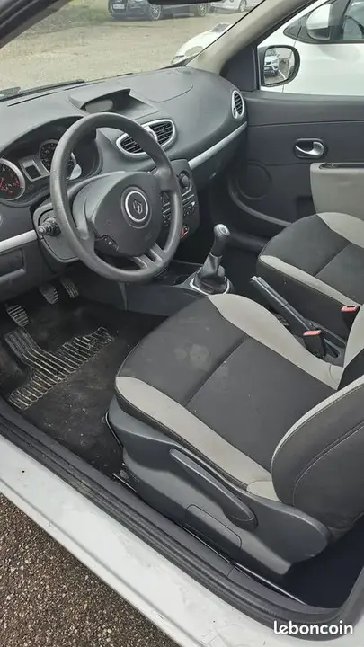Renault Clio 2012 photo 3
