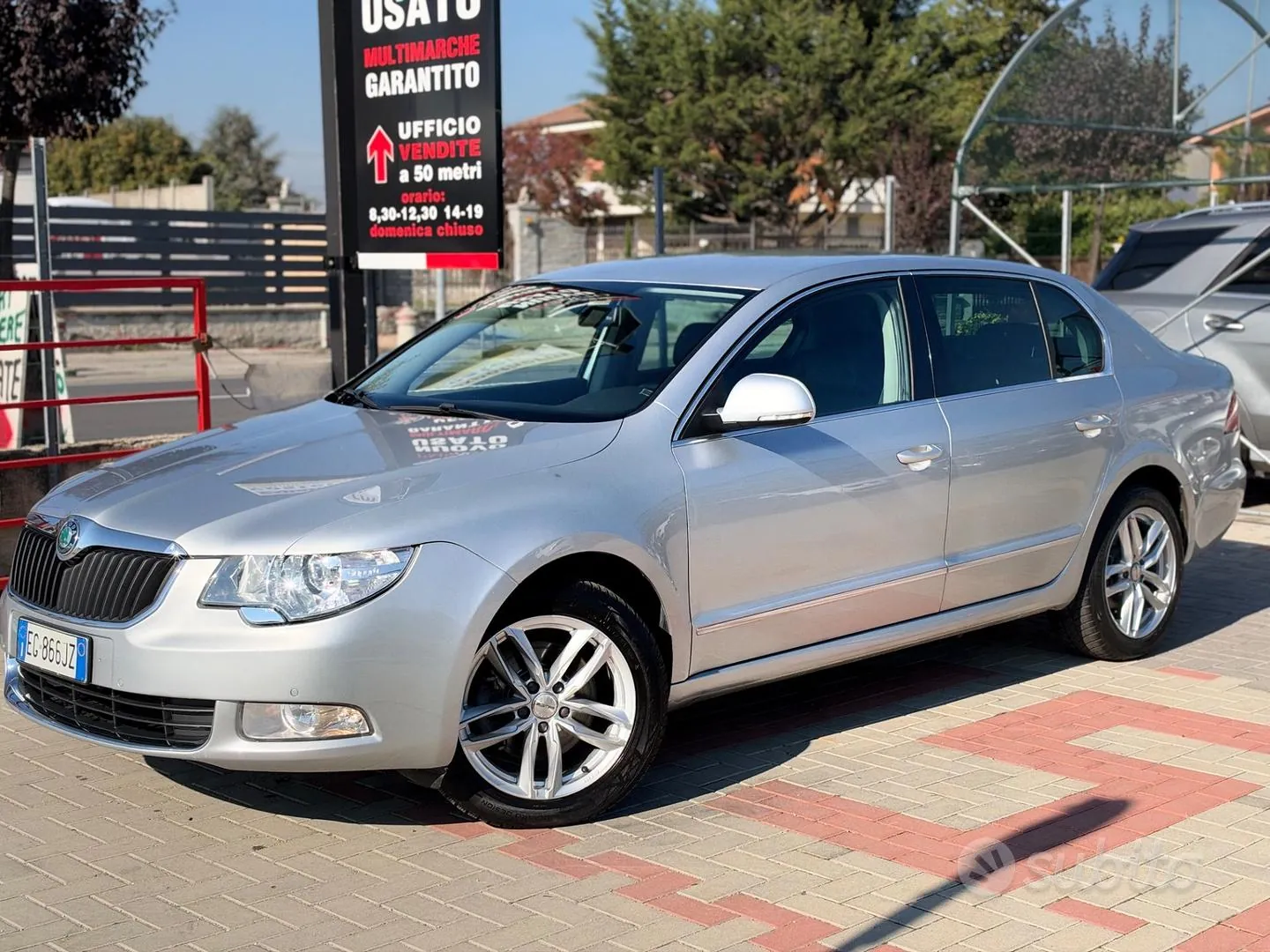 Skoda Superb 2011 photo 2