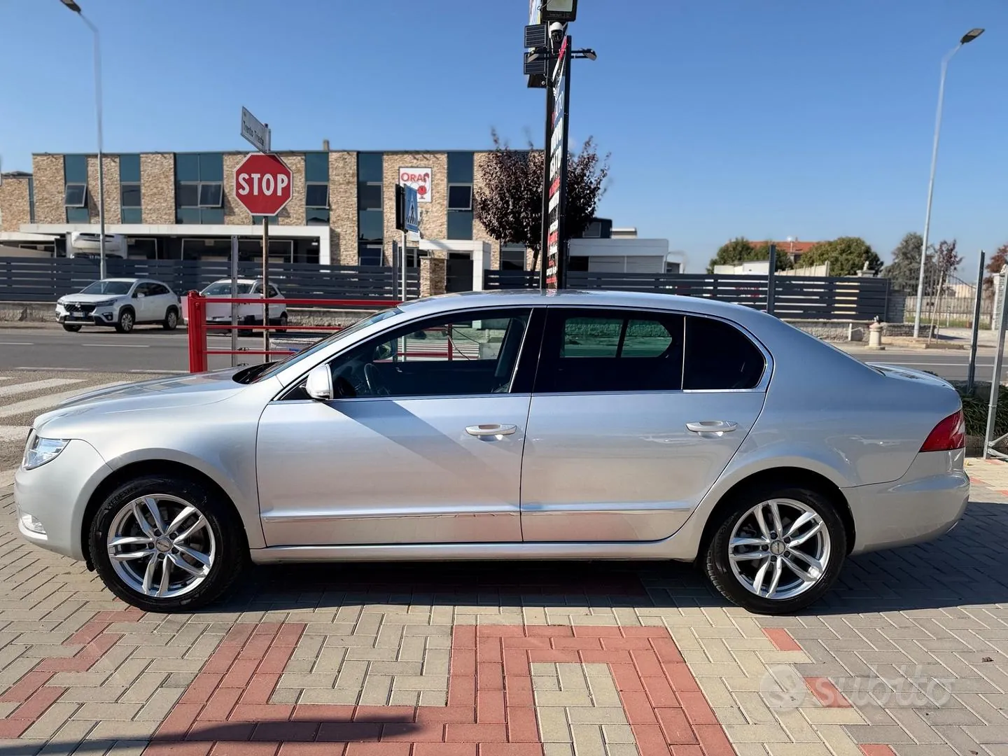 Skoda Superb 2011 photo 3