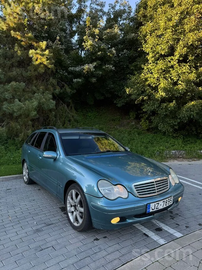 Mercedes-Benz C220 2003 photo 2