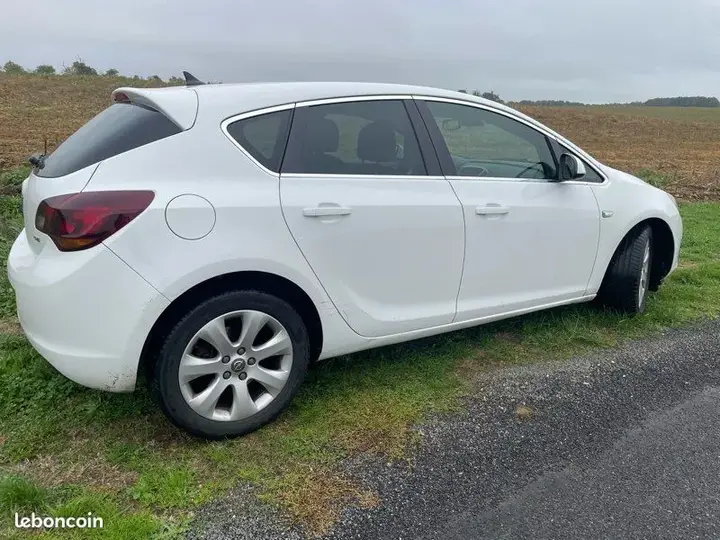 Opel Astra 2012 photo 2
