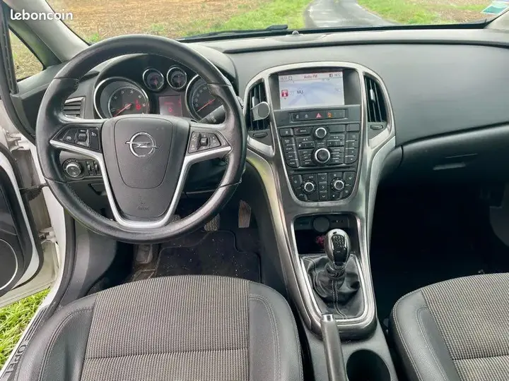 Opel Astra 2012 photo 3