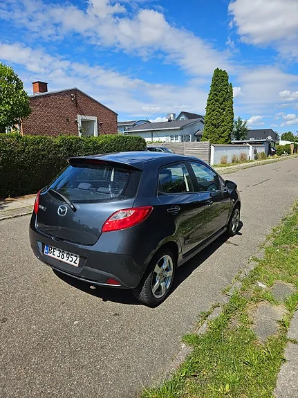 Mazda 2 2011 photo 2