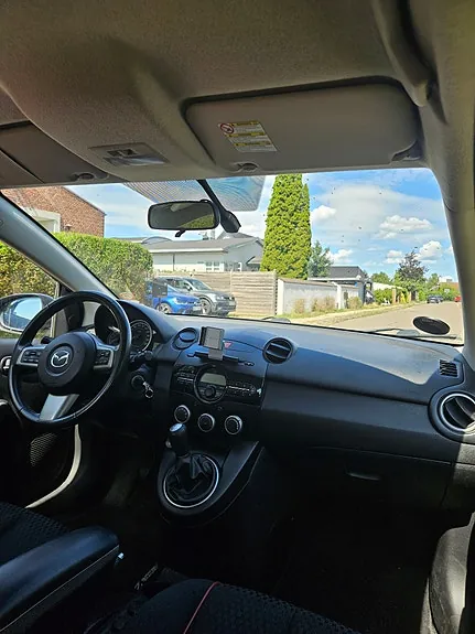 Mazda 2 2011 photo 4