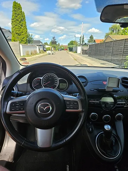 Mazda 2 2011 photo 3