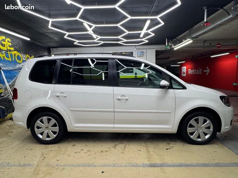 Volkswagen Touran 2011 photo 2