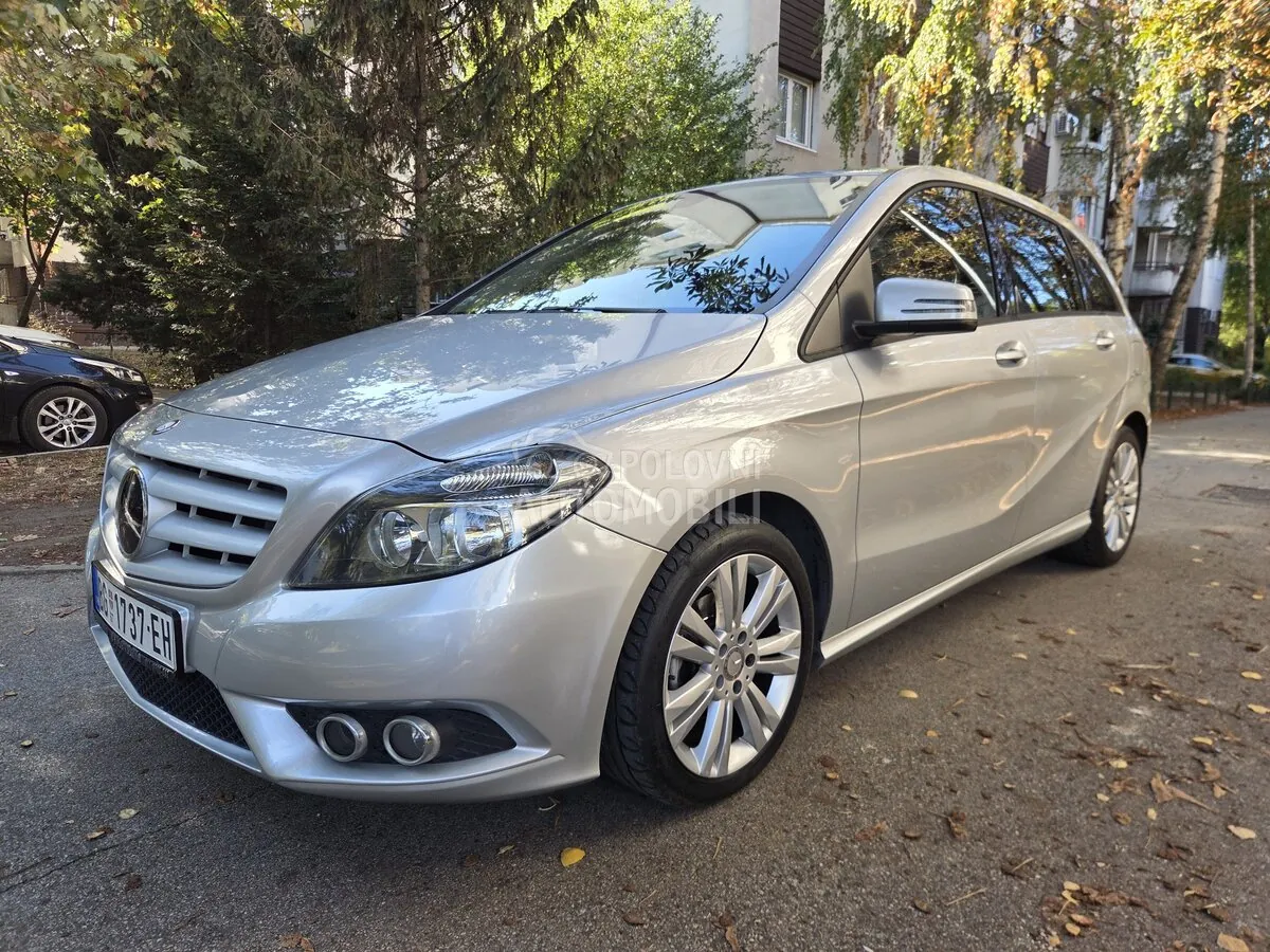 Mercedes-Benz B 180 2014 photo 2