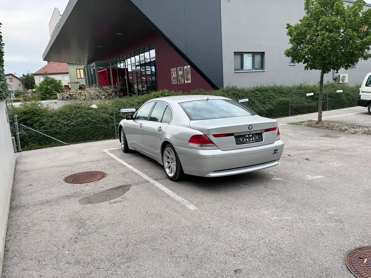 BMW 7 Series 2002 photo 2