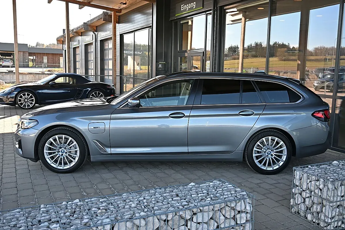 BMW 5 Series 2022 photo 2