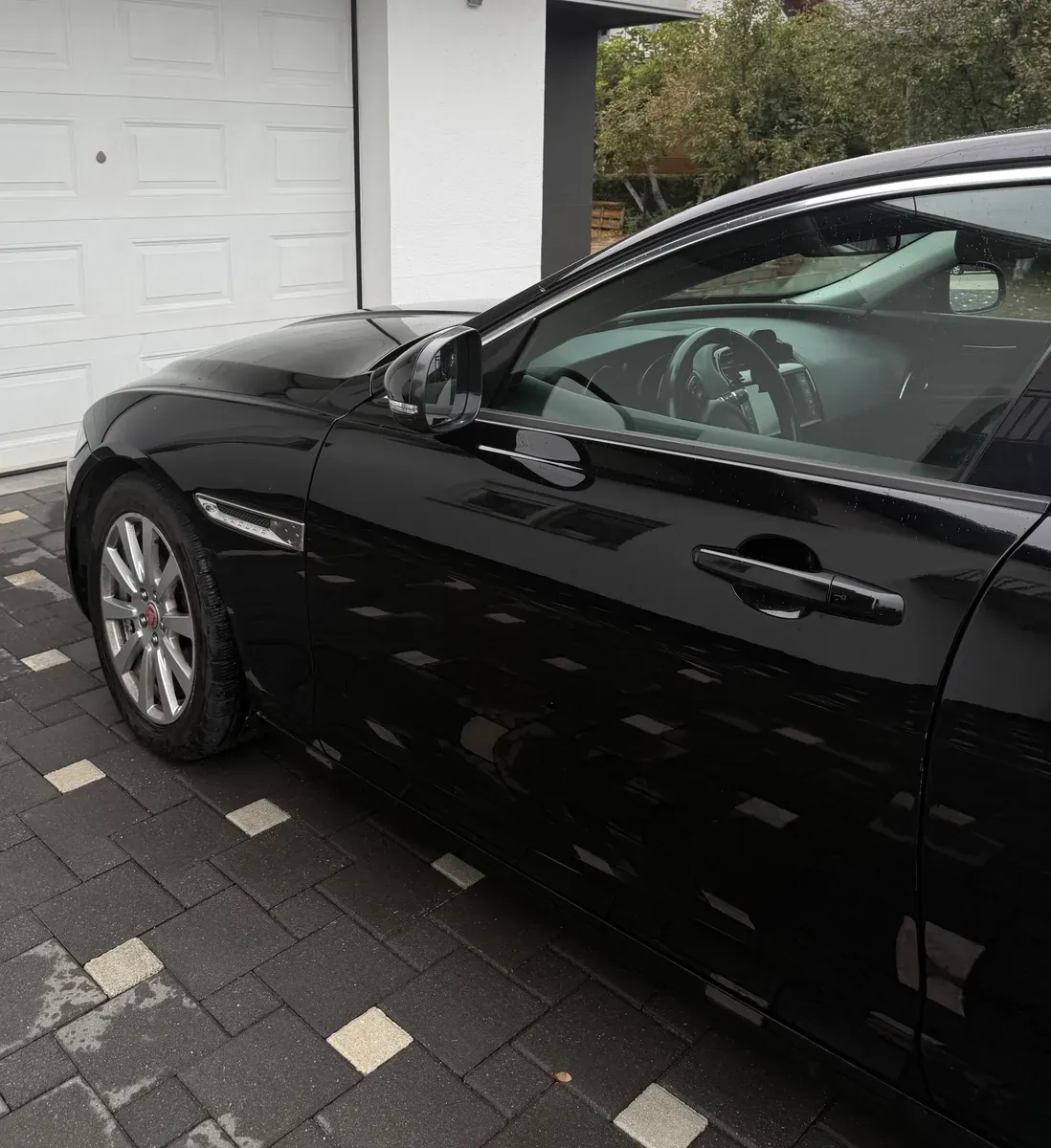Jaguar Xe 2017 photo 2