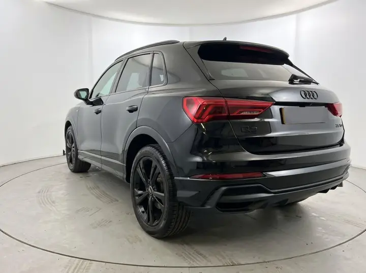 Audi Q3 2021 photo 2