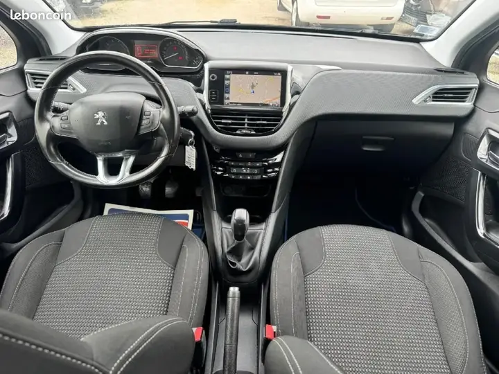Peugeot 208 2015 photo 5
