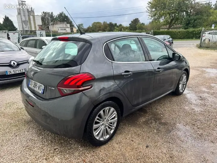 Peugeot 208 2015 photo 3