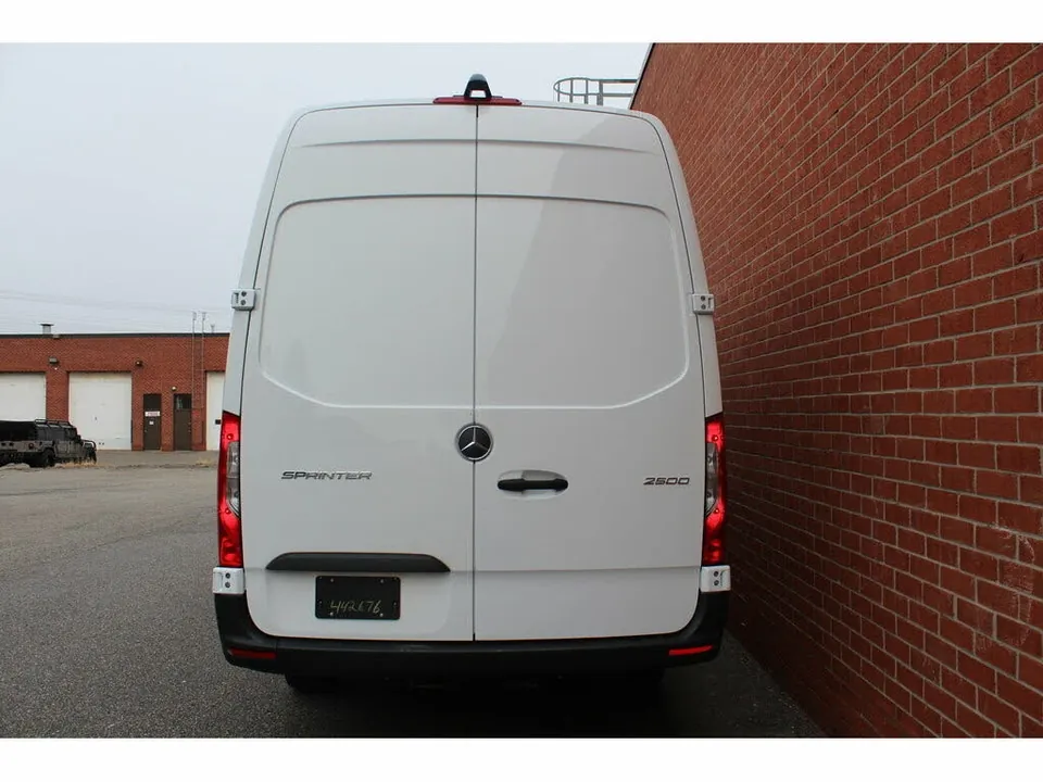 Mercedes-Benz Sprinter Van 2022 photo 2