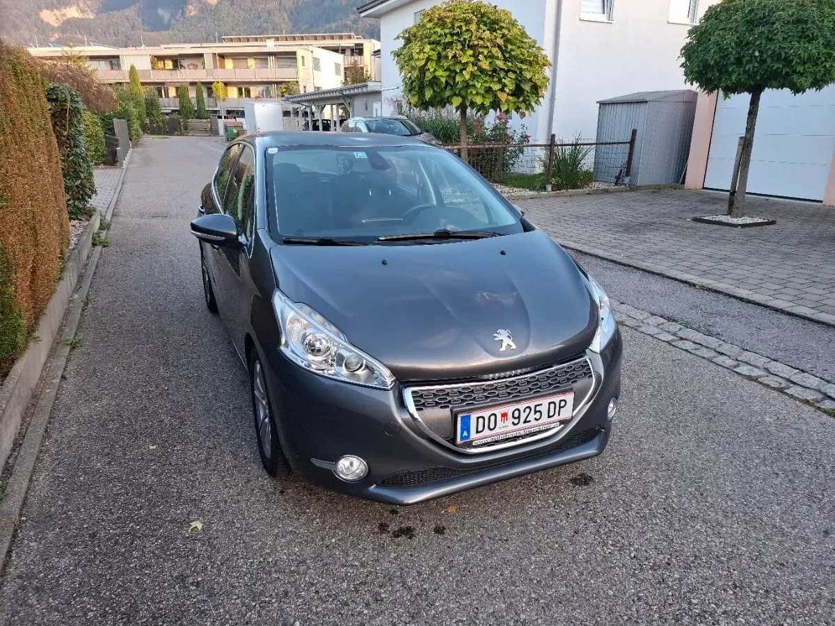 Peugeot 208 2012 photo 2