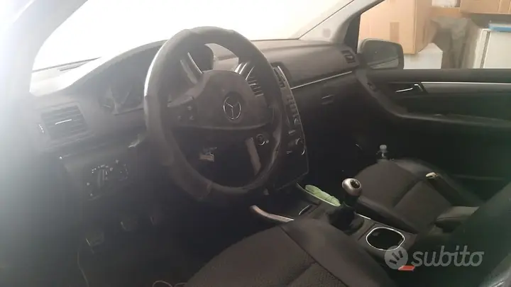 Mercedes-Benz B200 2011 photo 2