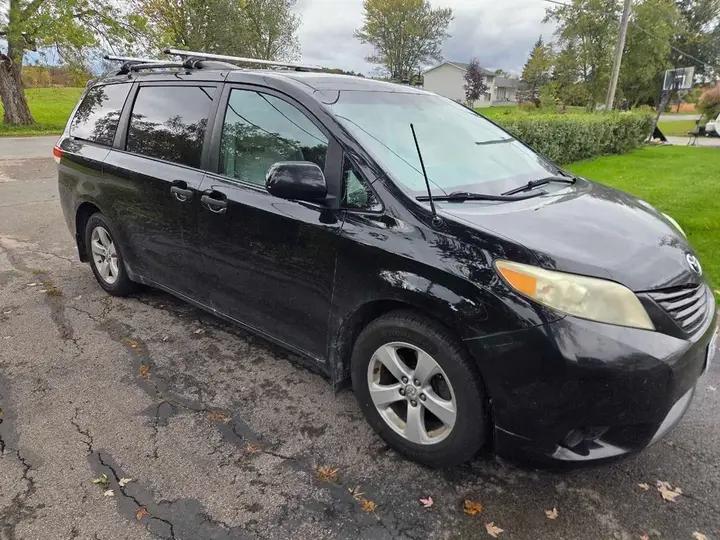 Toyota Sienna 2011 photo 3