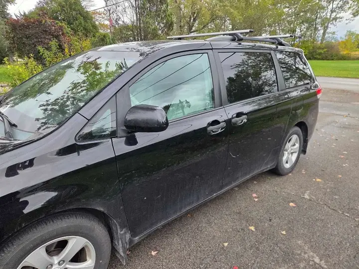 Toyota Sienna 2011 photo 2