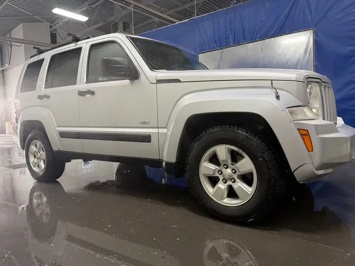 Jeep Liberty 2011 photo 2
