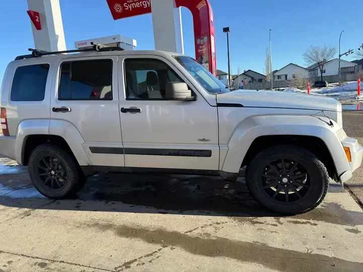 Jeep Liberty 2011 photo 3