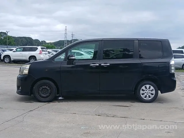 Toyota Voxy 2010 photo 4