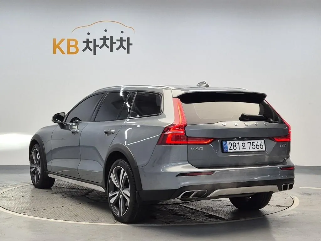 Volvo V60 2021 photo 2