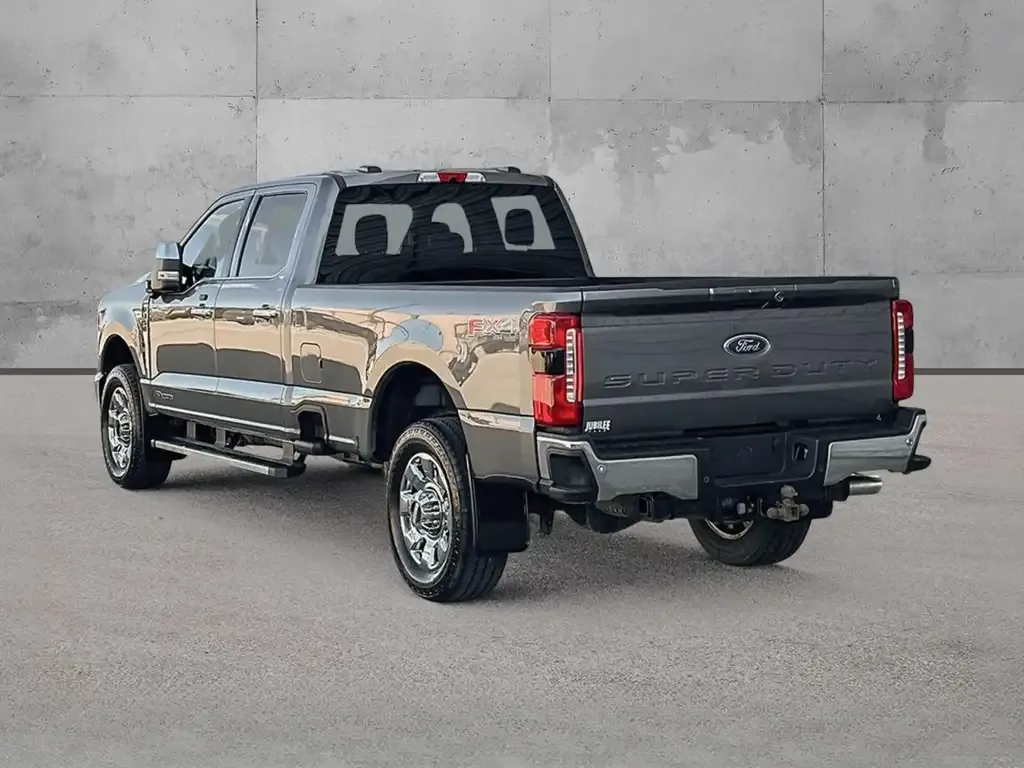 Ford F-350 Super Duty Lariat 2025 photo 3