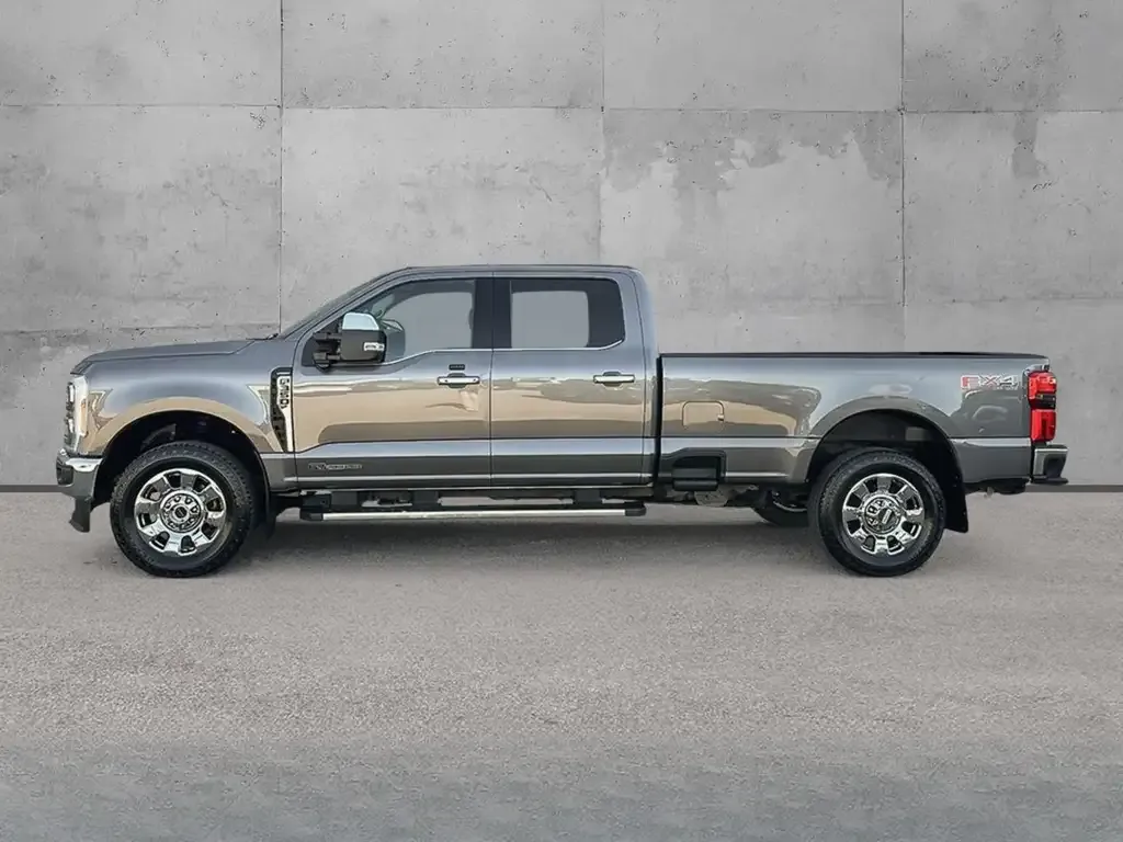 Ford F-350 Super Duty Lariat 2025 photo 2