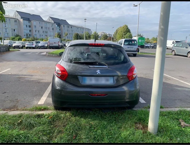 Peugeot 208 2012 photo 2